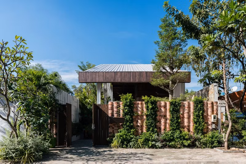 Ngôi nhà được bố trí theo kiểu nhà dài của Tây Nguyên với các phòng sinh hoạt chung đặt ở dưới. Trong khi hai phòng ngủ sẽ được treo lên như hai chiếc tổ chim, tạo sự mới lạ. Ngôi nhà được bố trí theo kiểu nhà dài của Tây Nguyên với các phòng sinh hoạt chung đặt ở dưới. Trong khi hai phòng ngủ sẽ được treo lên như hai chiếc tổ chim, tạo sự mới lạ.