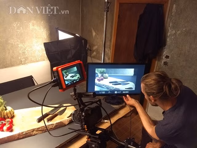 Dao của nông dân 4.0 Ngô Thanh Quang xuất hiện trên một livestream bán hàng tại Đức.