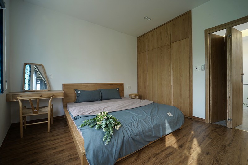 Tủ quần áo âm tường cùng chiếc cửa trượt mang đến cảm giác rộng rãi cho không gian phòng ngủ. Tủ quần áo âm tường cùng chiếc cửa trượt mang đến cảm giác rộng rãi cho không gian phòng ngủ.