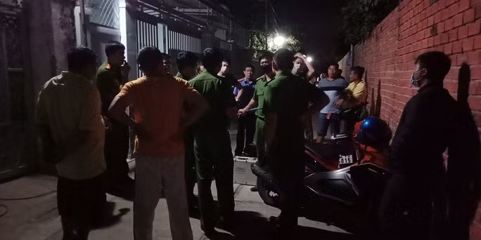  Cảnh sát khám nghiệm hiện trường