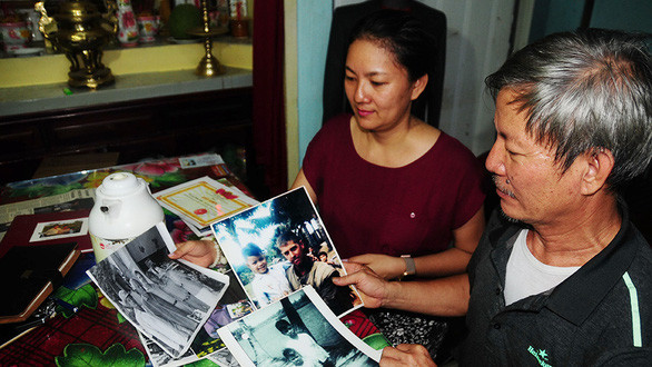 Ông Cẩm cùng con gái mình là Lê Thị Kim Vy với những kỷ vật mà ông Phil đã gửi tặng gia đình - Ảnh: T.B.D.