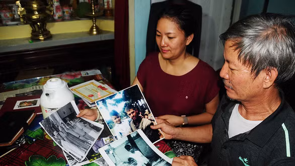 Ông Cẩm cùng con gái mình là Lê Thị Kim Vy với những kỷ vật mà ông Phil đã gửi tặng gia đình - Ảnh: T.B.D.