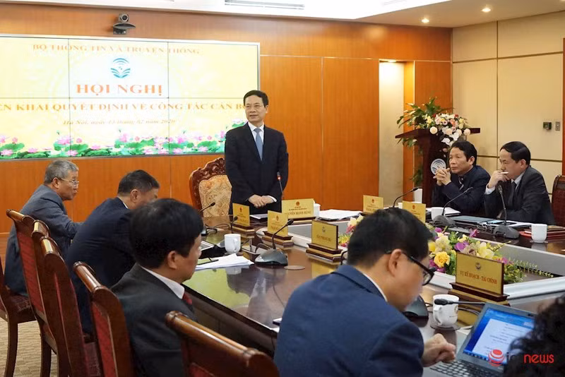 Bộ trưởng Bộ TT&TT Nguyễn Mạnh Hùng chủ trì hội nghị triển khai quyết định công tác cán bộ. (Ảnh: ICT)