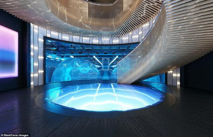 Bể kín chân không nặng 28 tấn được làm lạnh đến -253 độ C. Ảnh: Cover Images