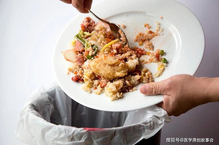 Các gia đình nên mạnh dạn bỏ hết thực phẩm còn dư thừa sau mỗi bữa ăn để tránh nguy cơ mắc bệnh. Ảnh minh họa: Aboluowang.