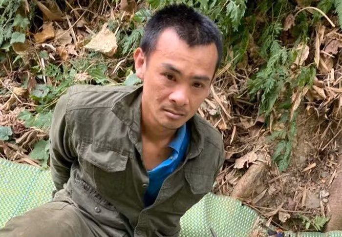 Đối tượng Minh bị khống chế, bắt giữ sau khi dùng dao điên cuồng chống trả lực lượng công an.