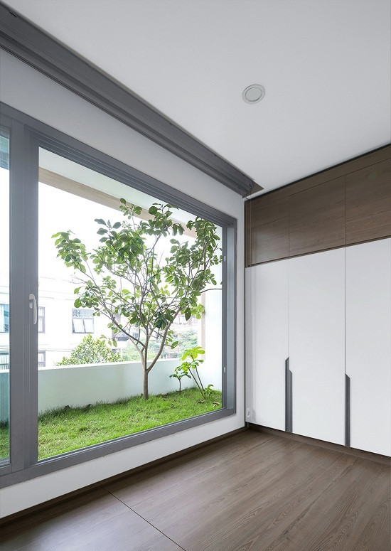 Hệ kính lớn giúp các phòng gần gũi với thiên nhiên. Để lấy thêm nắng và gió, phía sau nhà, nhóm kiến trúc sư bố trí khoảng thông tầng rộng 90 cm dài hết mảnh đất (11 m). Hệ kính lớn giúp các phòng gần gũi với thiên nhiên. Để lấy thêm nắng và gió, phía sau nhà, nhóm kiến trúc sư bố trí khoảng thông tầng rộng 90 cm dài hết mảnh đất (11 m).