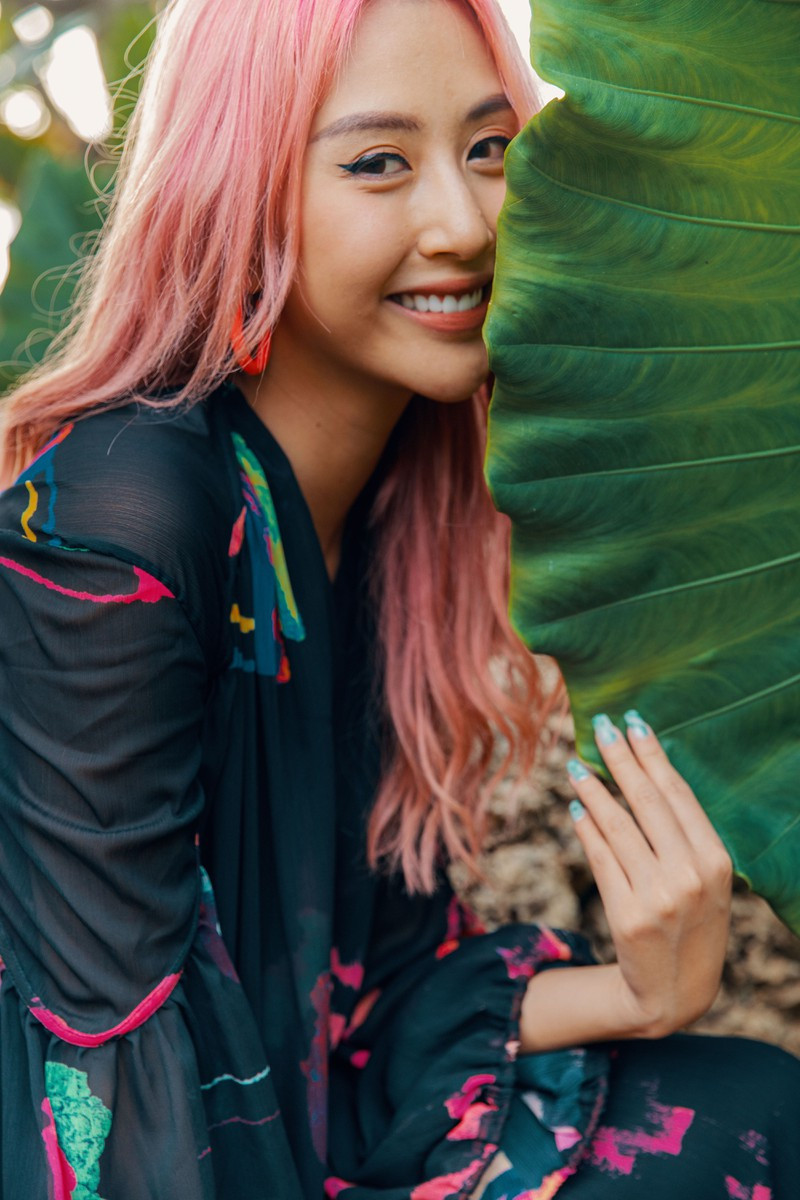 BST sử dụng những họa tiết được lấy cảm hứng từ chuyến đi đến vùng đảo Gotland, Thụy Điển hay chuyến khám phá Mặt Trăng của con người, kết hợp cùng kiểu dáng đa dạng từ mềm mại, bay bổng đến thô ráp, cá tính. BST sử dụng những họa tiết được lấy cảm hứng từ chuyến đi đến vùng đảo Gotland, Thụy Điển hay chuyến khám phá Mặt Trăng của con người, kết hợp cùng kiểu dáng đa dạng từ mềm mại, bay bổng đến thô ráp, cá tính.