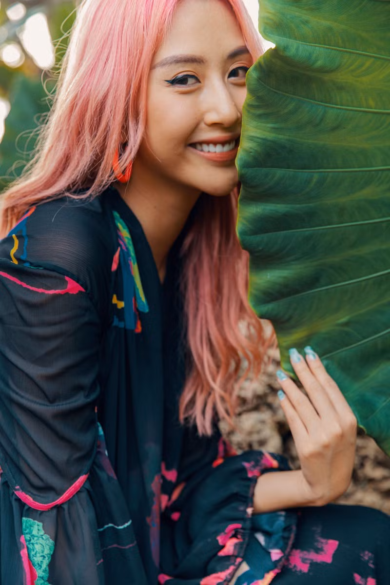 BST sử dụng những họa tiết được lấy cảm hứng từ chuyến đi đến vùng đảo Gotland, Thụy Điển hay chuyến khám phá Mặt Trăng của con người, kết hợp cùng kiểu dáng đa dạng từ mềm mại, bay bổng đến thô ráp, cá tính.