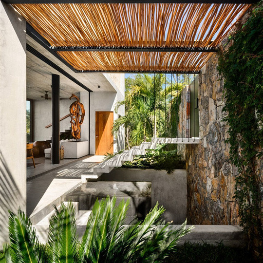 Đây là một ngôi nhà nghỉ dưỡng được thiết kế bởi Zozaya Arquitectos nằm ở Zihuatanejo, Mexico. Nó khoác lên mình vẻ ngoài hiện đại với khung cảnh nhiệt đới được kết hợp một cách tinh tế bởi các kiến ​​trúc sư tài hoa. Ngôi nhà tuyệt đẹp này được làm chủ yếu từ đá tự nhiên và tre, hai vật liệu trông có vẻ khác biệt nhưng lại bổ trợ và tôn vinh vẻ đẹp của nhau một cách hoàn mỹ.