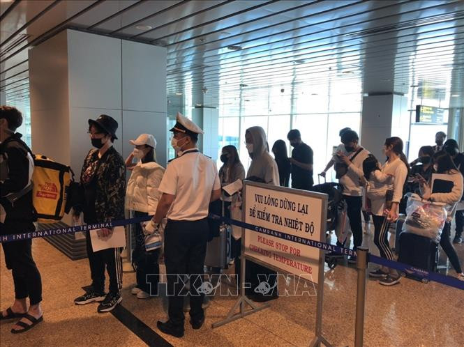 Cán bộ của Trung tâm Kiểm dịch quốc tế Khánh Hòa kiểm tra, giám sát khách du lịch ở sân bay Quốc tế Cam Ranh. Ảnh minh họa: Phan Sáu/TTXVN