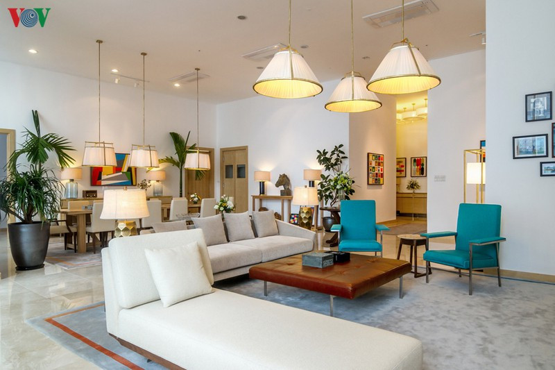  Căn hộ này nằm trên tầng áp mái (căn hộ penhouse) của một tòa chung cư hiện đại bậc nhất Hà Nội, có diện tích gần 400m2 với 4 phòng ngủ, là nơi ở của một gia đình 3 thế hệ.