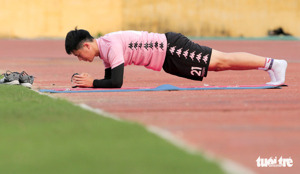 Đình Trọng chăm chỉ tập các bài bổ trợ cho thể lực - Ảnh: HỮU TẤN Đình Trọng chăm chỉ tập các bài bổ trợ cho thể lực - Ảnh: HỮU TẤN
