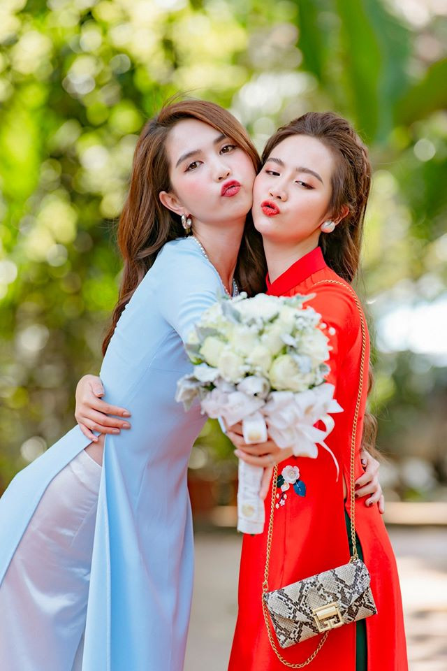 Ngọc Trinh tạo dáng nhí nhố, đọ sắc với Huyền Lizzie khi cả hai cùng diện áo dài.