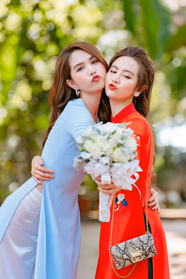 Ngọc Trinh tạo dáng nhí nhố, đọ sắc với Huyền Lizzie khi cả hai cùng diện áo dài.