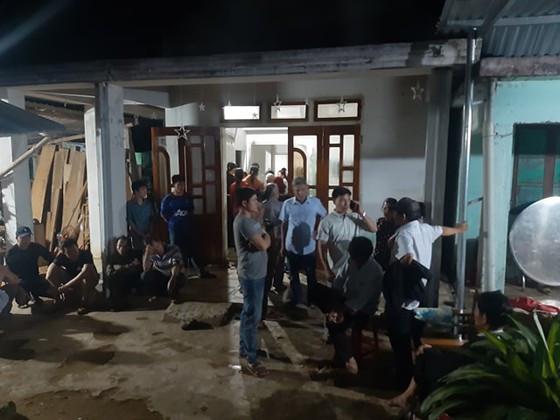 Hàng xóm đến chia buồn cùng gia đình có học sinh bị đuối nước  Hàng xóm đến chia buồn cùng gia đình có học sinh bị đuối nước