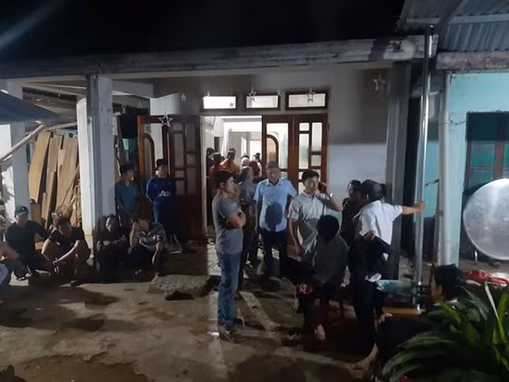  Hàng xóm đến chia buồn cùng gia đình có học sinh bị đuối nước