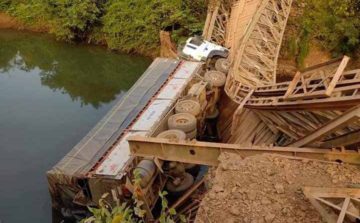 Chiếc xe đã bị rơi xuống lòng suối. Ảnh: Văn Ngọc