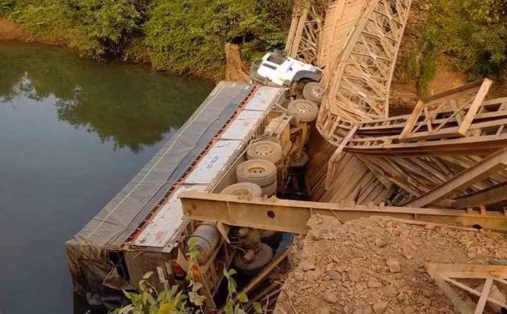 Chiếc xe đã bị rơi xuống lòng suối. Ảnh: Văn Ngọc