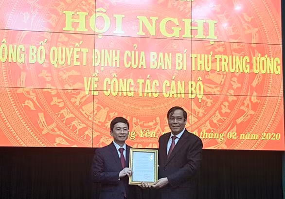  Ông Nguyễn Thanh Bình trao quyết định cho ông Nguyễn Duy Hưng (trái) - Ảnh: TRUNG HƯƠNG