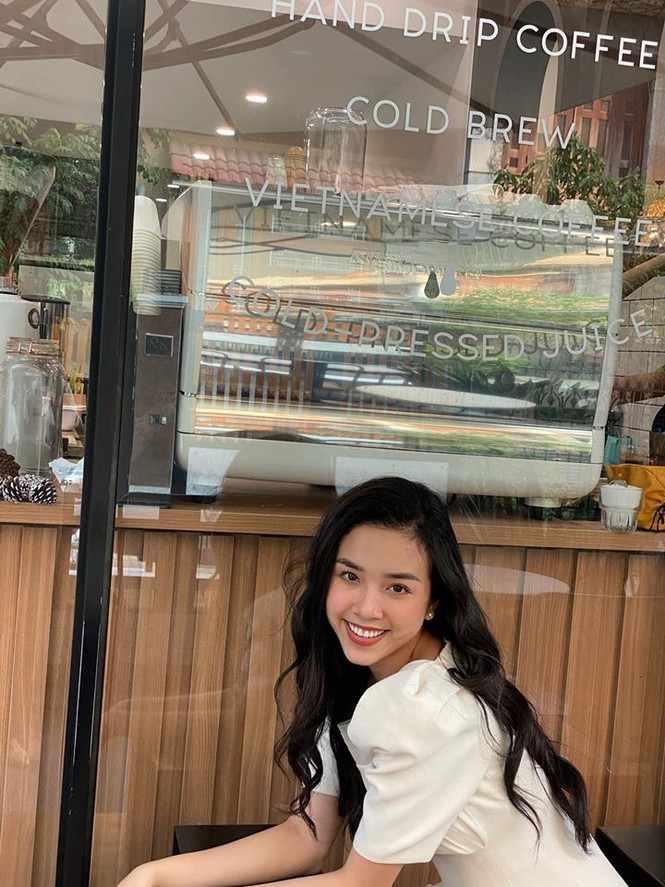 Á hậu Thuý Vân khoe nét rạng ngời, tươi trẻ trong bộ váy trắng thanh lịch. Á hậu Thuý Vân khoe nét rạng ngời, tươi trẻ trong bộ váy trắng thanh lịch.