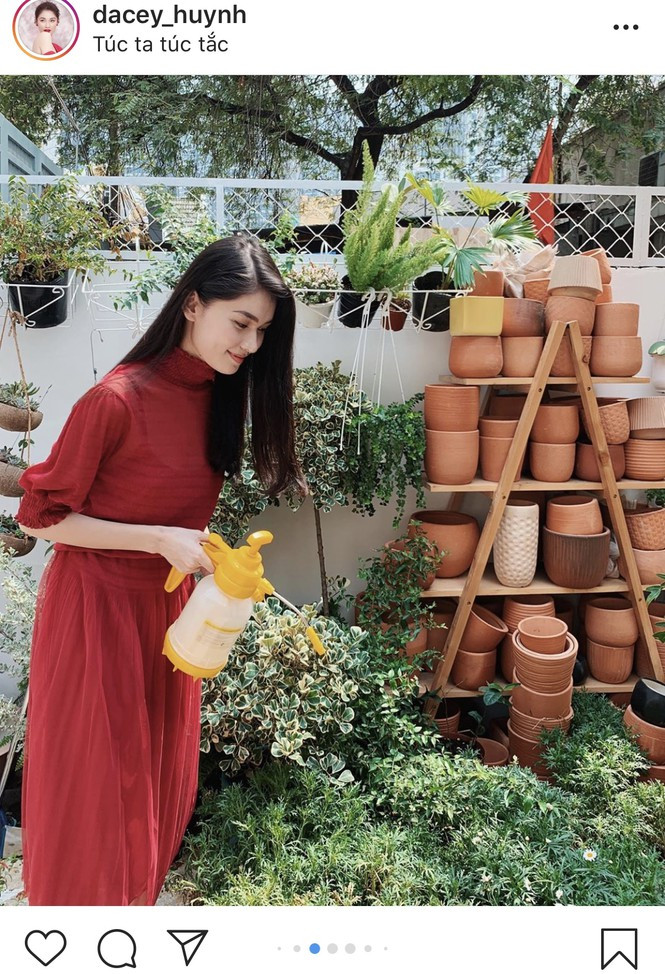  Người đẹp rất thích thú với thú điền viên.