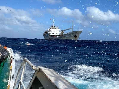 Sóng gió là thử thách với những chuyến tàu cuối năm trên thềm lục địa phía Nam.