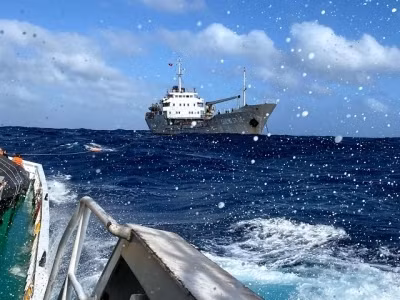 Sóng gió là thử thách với những chuyến tàu cuối năm trên thềm lục địa phía Nam.