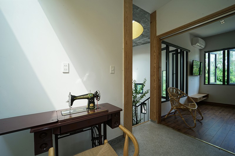 Ngoài đam mê vẽ tranh, nữ họa sĩ còn là người thích thêu thùa, may vá. Vậy nên không có gì lạ khi cô đặt thêm một chiếc máy may ngay cạnh phòng làm việc. Ngoài đam mê vẽ tranh, nữ họa sĩ còn là người thích thêu thùa, may vá. Vậy nên không có gì lạ khi cô đặt thêm một chiếc máy may ngay cạnh phòng làm việc.