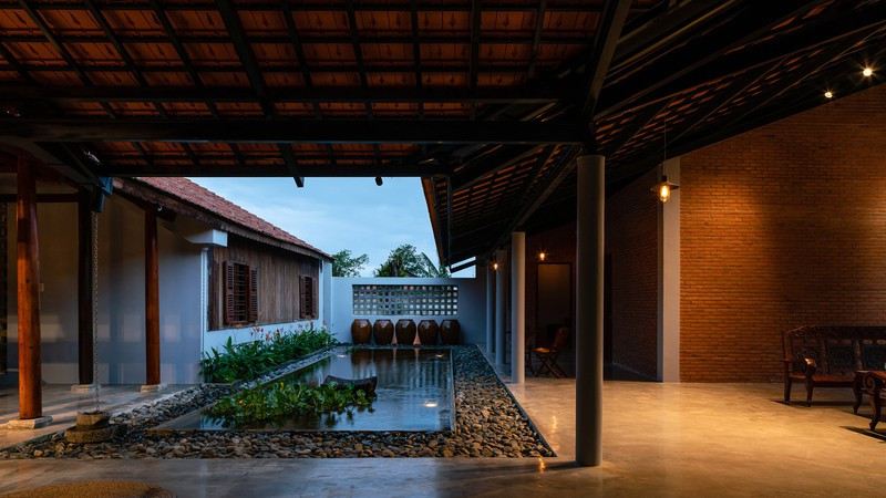 Vẻ đẹp nhà 3 gian truyền thống đặc trưng của người Nam Bộ ảnh 7 Cũng giống như bao gia đình ở Nam Bộ khác, gia chủ sử dụng gỗ để làm cột chống cho toàn bộ công trình.