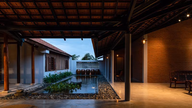 Cũng giống như bao gia đình ở Nam Bộ khác, gia chủ sử dụng gỗ để làm cột chống cho toàn bộ công trình.