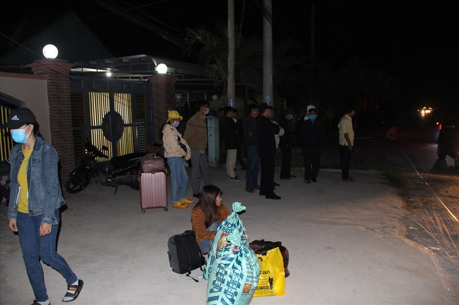 Hành khách trên xe bị một phen hoảng loạn, nhiều người bị thương đã được chuyển đến bệnh viện. Ảnh: Đình Trọng