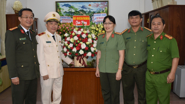 Ông Nguyễn Đức Dũng (thứ hai thừ trái sang) vừa được thăng hàm thiếu tướng Ông Nguyễn Đức Dũng (thứ hai thừ trái sang) vừa được thăng hàm thiếu tướng