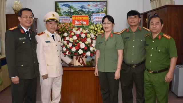 Ông Nguyễn Đức Dũng (thứ hai thừ trái sang) vừa được thăng hàm thiếu tướng