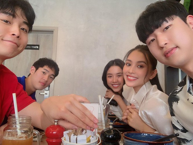 Hoa hậu Tiểu Vy, Á hậu Thuý An chụp ảnh bên những người bạn Hàn Quốc.