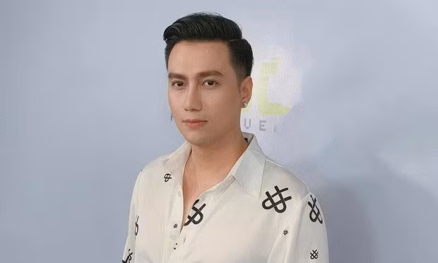 Gương mặt khác lạ của Việt Anh lúc mới phẫu thuật thẩm mỹ từng khiến dư luận xôn xao.