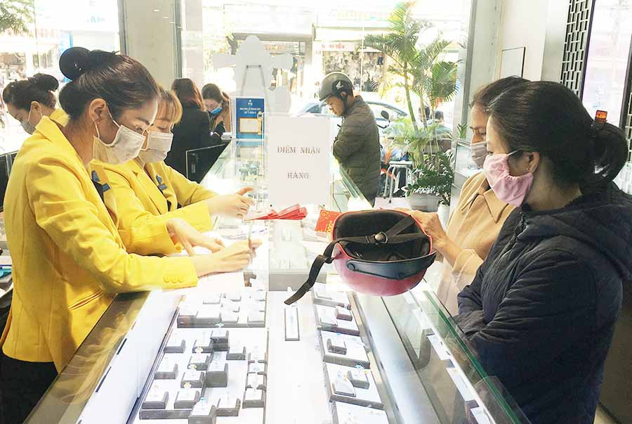 Giá vàng liên tục tăng cao nhưng ở TP. Pleiku không phát sinh giao dịch đột biến. Ảnh: THẢO NGUYÊN  Giá vàng liên tục tăng cao nhưng ở TP. Pleiku không phát sinh giao dịch đột biến. Ảnh: THẢO NGUYÊN