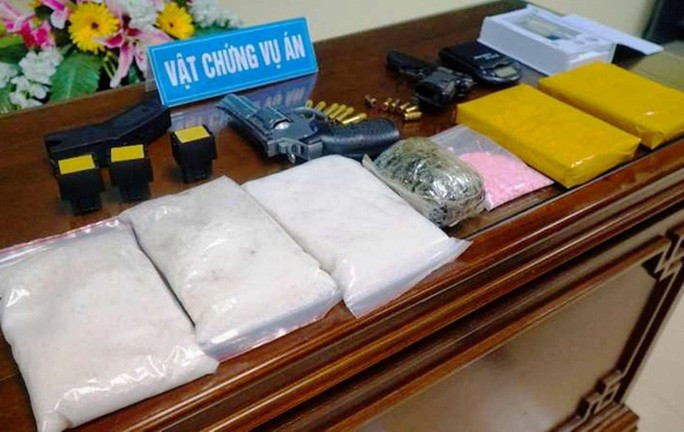 Số ma túy, heroin cùng 3 khẩu súng và 6 viên đạn được công an thu giữ được trong nhà Nguyễn Đình Hà Số ma túy, heroin cùng 3 khẩu súng và 6 viên đạn được công an thu giữ được trong nhà Nguyễn Đình Hà