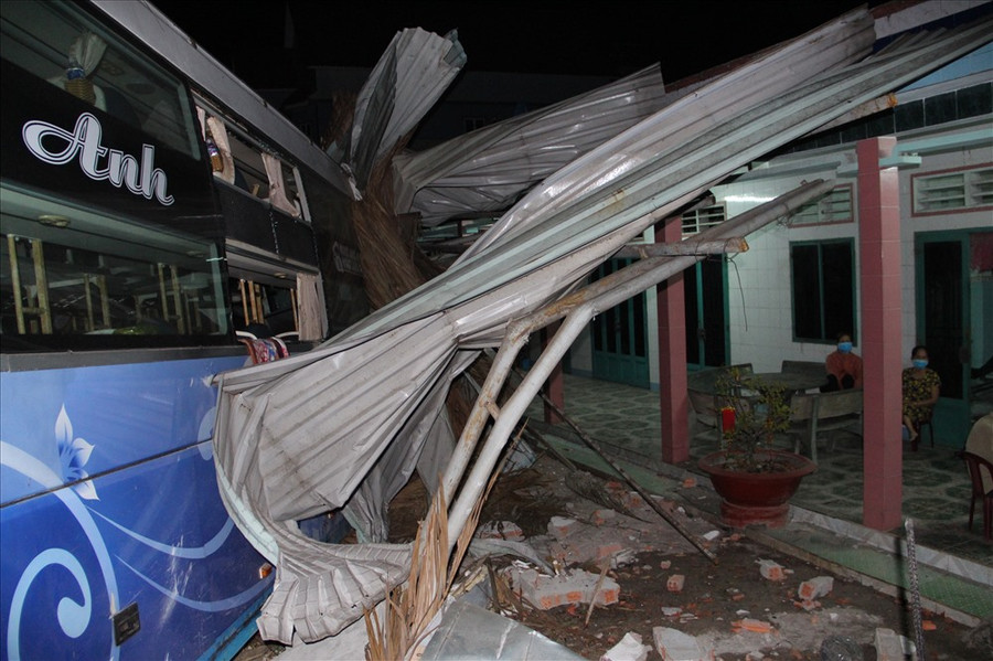  Xe khách lao vào nhà dân. Ảnh: Đình Trọng