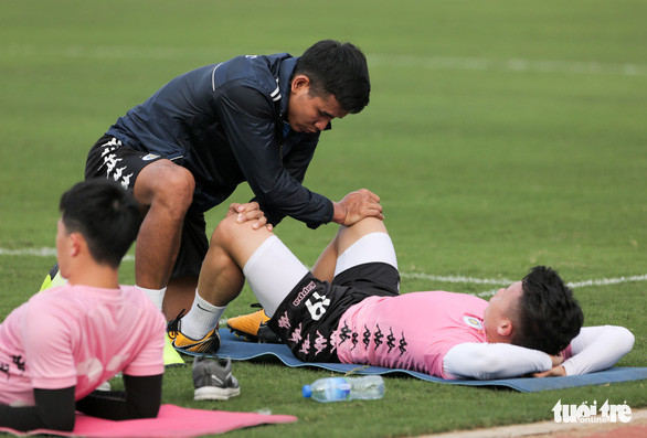 Bác sĩ Vũ Thành Luân của Hà Nội FC tiến hành làm vật lý trị liệu cho cầu thủ sinh năm 1997 - Ảnh: HỮU TẤN Bác sĩ Vũ Thành Luân của Hà Nội FC tiến hành làm vật lý trị liệu cho cầu thủ sinh năm 1997 - Ảnh: HỮU TẤN