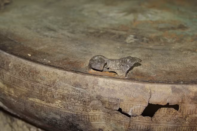 Trên mặt trống có 4 con vật giống con cóc ở 4 góc. ẢNH: XUÂN PHÚC