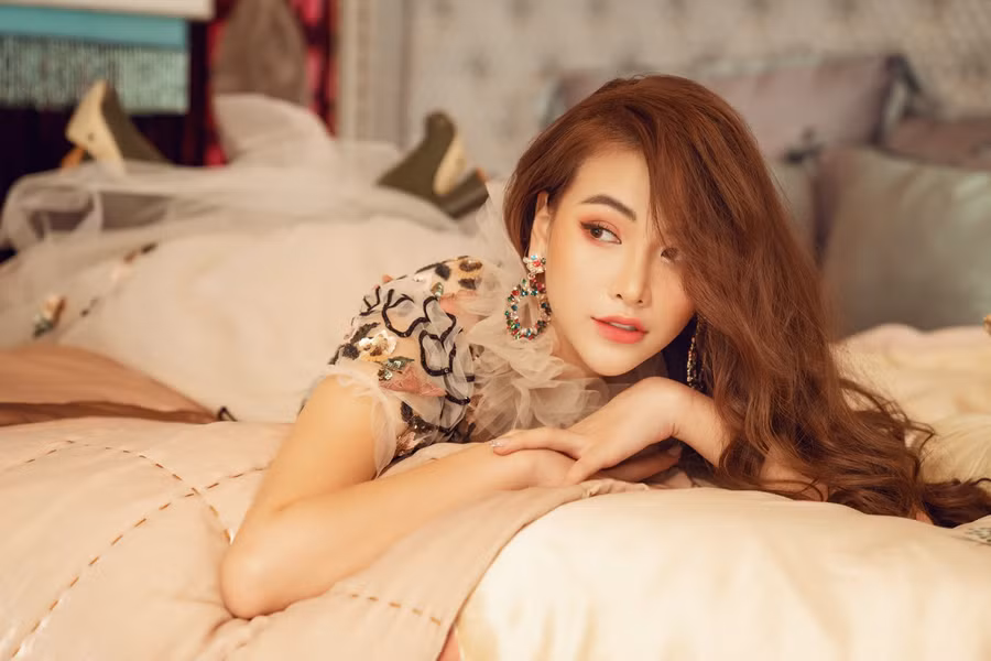 Hoa hậu Trái đất 2018 bày tỏ quan điểm: “Tri thức không ban cho bạn sự giàu có, sự nổi tiếng, niềm vui hoặc tình yêu. Nhưng nó lại cho bạn những điều vĩ đại rất hơn nhiều và có giá trị hơn rất nhiều. Khánh chọn con đường đi theo tri thức và Khánh tin rằng tri thức là chiếc vương miện quý giá nhất”.