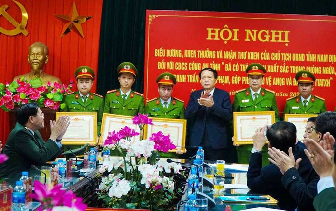 Công an tỉnh Nam Định tổ chức tuyên dương, khen thưởng 2 đơn vị đã phá thành công các chuyên án Công an tỉnh Nam Định tổ chức tuyên dương, khen thưởng 2 đơn vị đã phá thành công các chuyên án