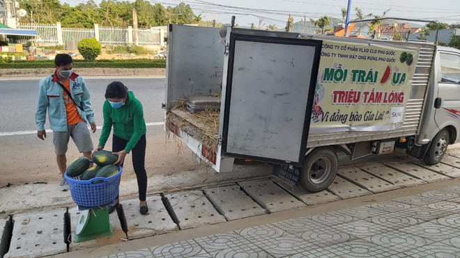 Xe chở dưa đến các điểm nhỏ lẻ trên địa bàn Phú Quốc để bán cho bà con, góp phần 'giải cứu' cùng nông dân Gia Lai - ẢNH: HOÀNG TRUNG
