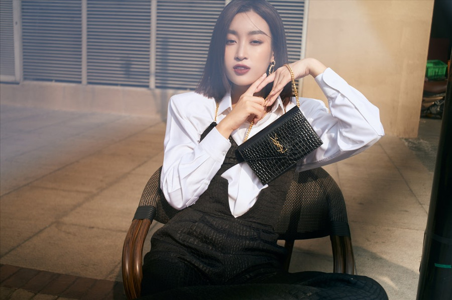 Lối trang điểm đậm cùng mái tóc ngắn khiến cô càng trở nên cuốn hút. Ảnh: Trương Tùng Lâm. Lối trang điểm đậm cùng mái tóc ngắn khiến cô càng trở nên cuốn hút. Ảnh: Trương Tùng Lâm.