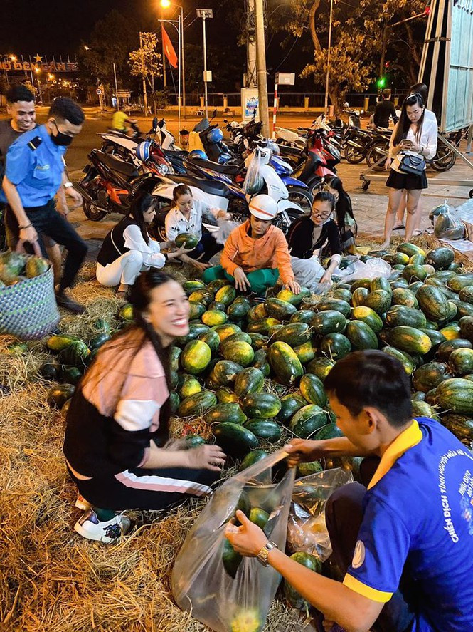 Người đẹp không ngại ngồi ở ngã tư để mời những người đi đường mua dưa giúp bà con nông dân. Người đẹp không ngại ngồi ở ngã tư để mời những người đi đường mua dưa giúp bà con nông dân.