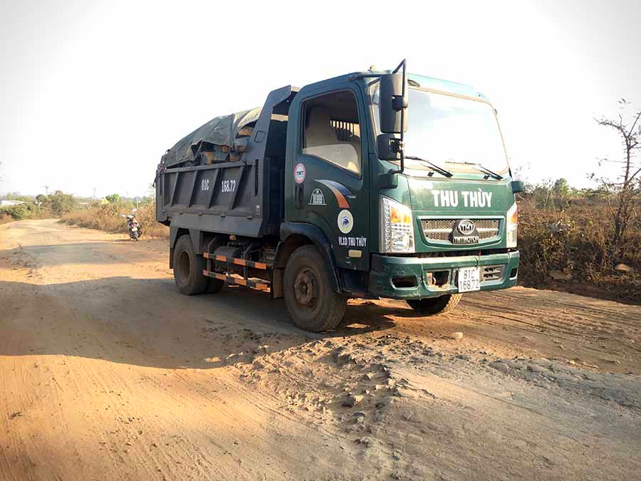 Xe tải chở đá lưu thông liên tục khiến tuyến đường vốn đã cũ, yếu ngày một thêm xuống cấp. Ảnh: Lê Hòa Xe tải chở đá lưu thông liên tục khiến tuyến đường vốn đã cũ, yếu ngày một thêm xuống cấp. Ảnh: Lê Hòa