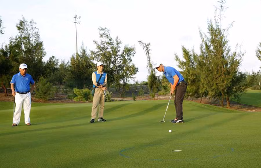  Du khách chơi golf tại FLC Quy Nhon Beach & Golf Resort (Bình Định). Ảnh internet