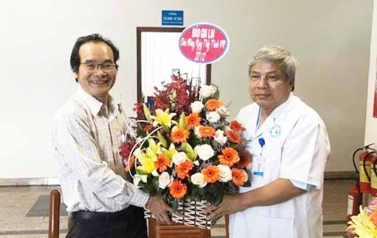  Ông Khuất Đình Viện (trái) chúc mừng Bệnh viện Y dược-Hoàng Anh Gia Lai. Ảnh: Lê Anh