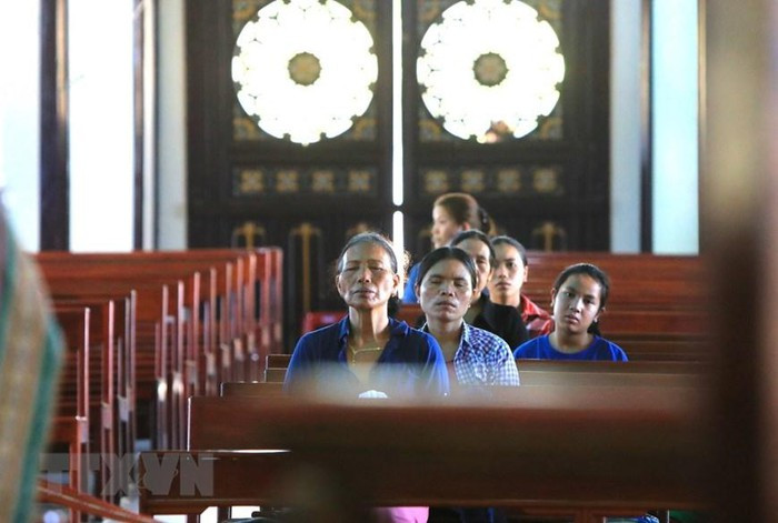 Các giáo dân người đồng bào đi lễ tại nhà thờ gỗ Kon Tum. (Ảnh: Thành Đạt/TTXVN)